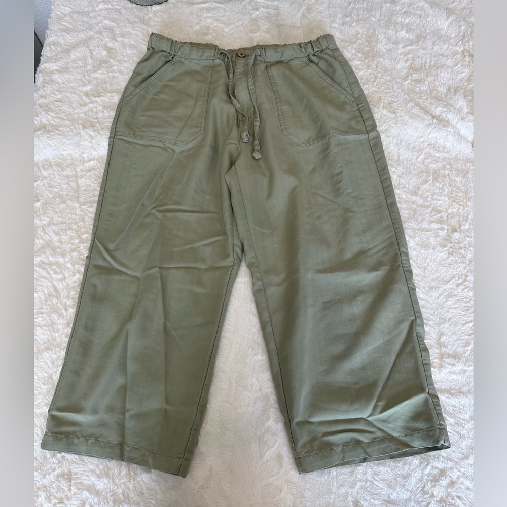 Women’s cropped wide leg pants. Size PM.